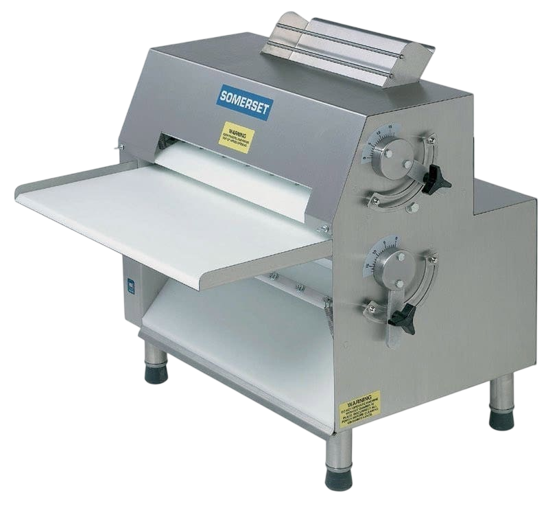 Kompakte Somerset CDR-1550 Teigausrollmaschine aus Edelstahl auf einer Arbeitsplatte im Gastro-Betrieb.